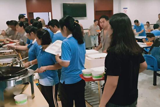 食堂承包公司不榨取員工伙食費靠什么賺錢？